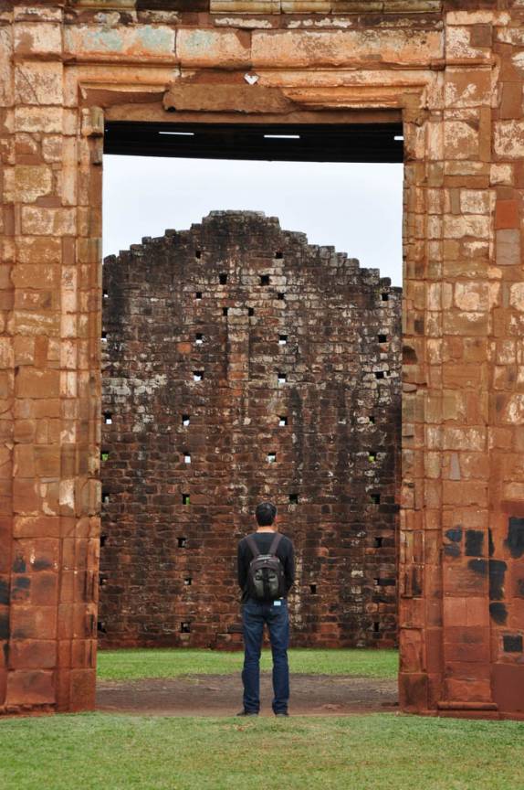 A imponente porta da antiga igreja de São Miguel Arcanjo, em São Miguel das Missões, no Rio Grande do Sul